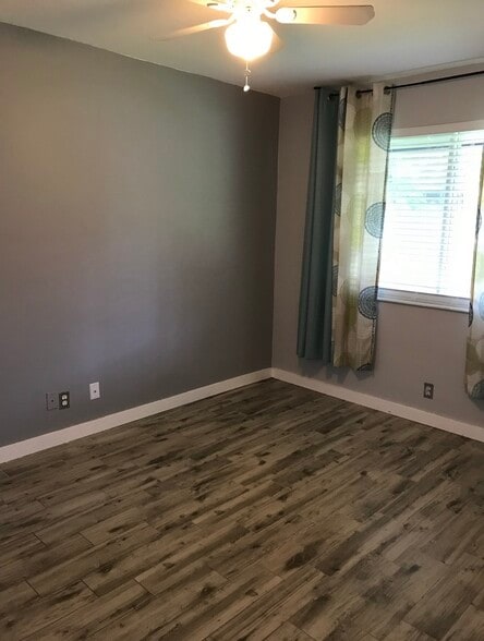 Building Photo - 125 NE 30th Ct