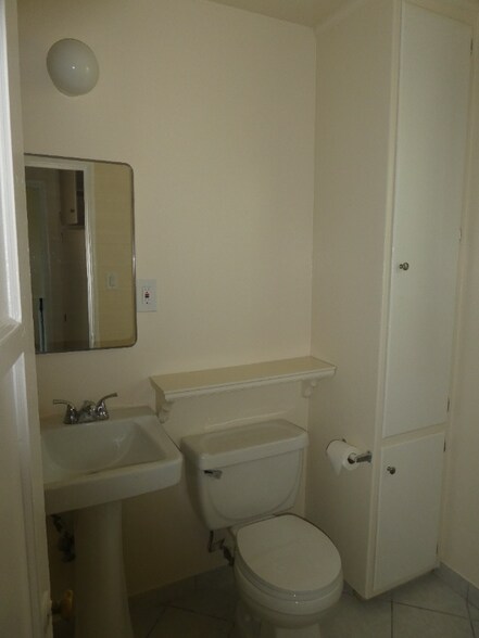 Building Photo - 6222 Hazeltine Ave