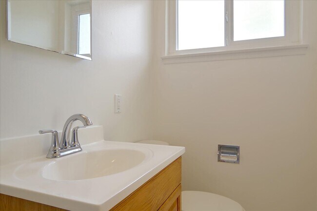 Building Photo - Great Location 3BD Home with Wood Floors &...