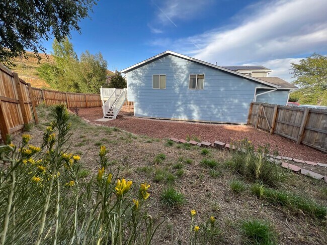 Building Photo - Lovely Ranch, Pikes Peak Views from Expans...
