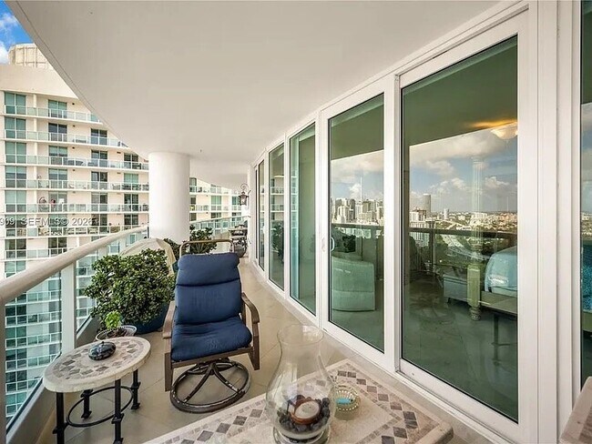 Building Photo - 2127 Brickell Ave