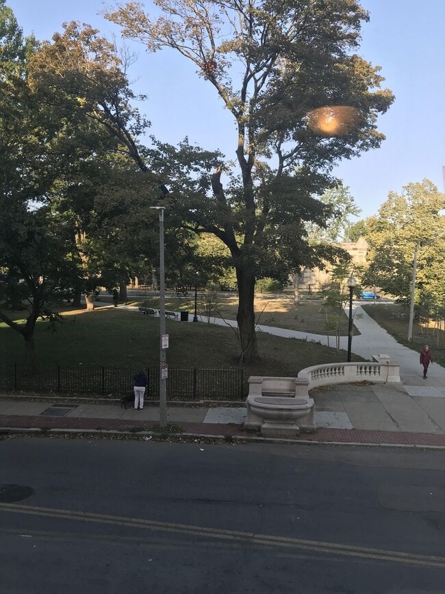 Building Photo - 2BR 1Bth unit. Great location! Must see!