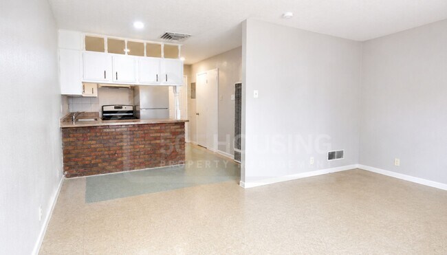 Building Photo - Large Move-In Ready Studio Apartment Near Kirtland AFB