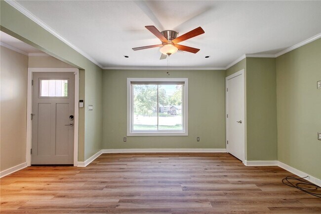 Building Photo - 900 Aurora Cir