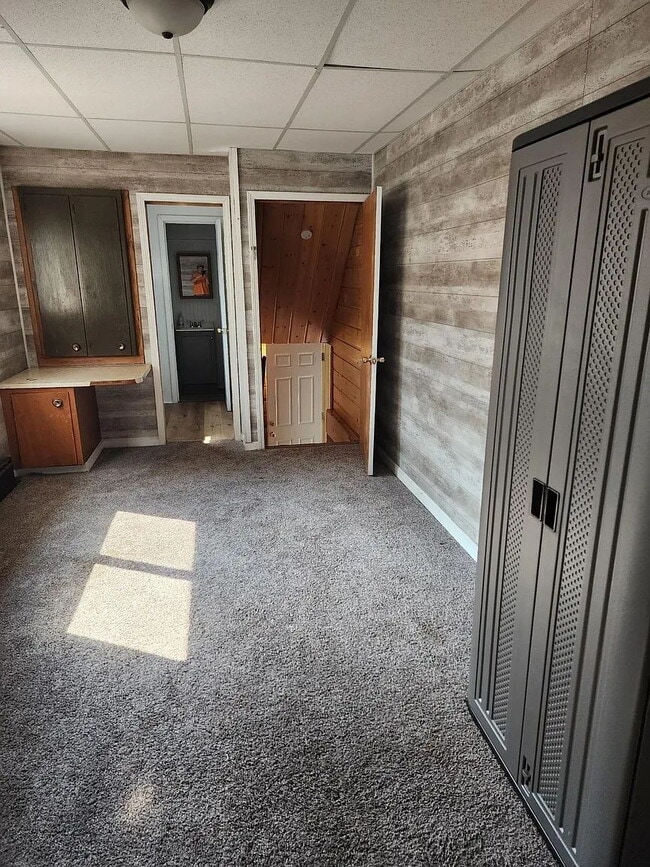 Building Photo - "Charming 1-Bed Gem in Virginia, MN – Perf...