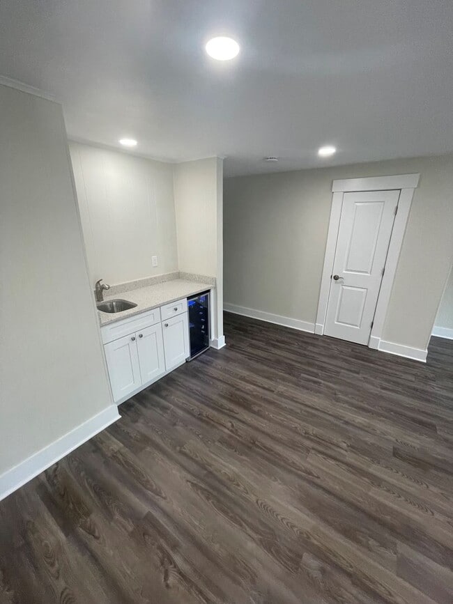 Building Photo - BEAUTIFLLY UPDATED TOWNHOME