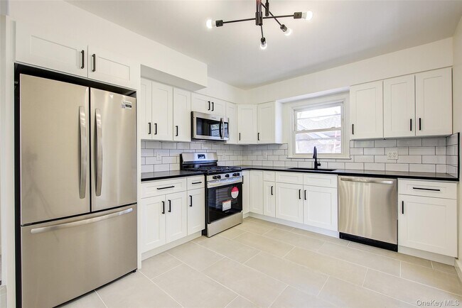 Building Photo - 71-65 Douglaston Pkwy