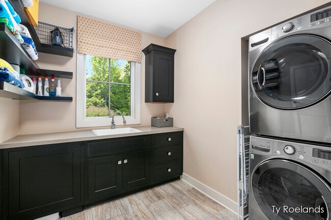 Building Photo - 3757 Lake Birch St NE