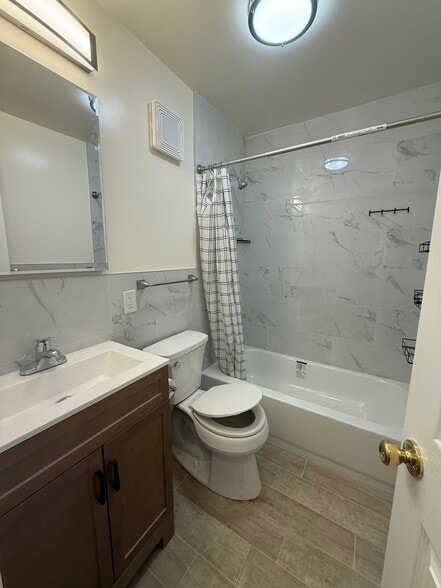 Building Photo - 2470 Batchelder St