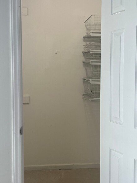 Building Photo - 10933 Harrowfield Rd