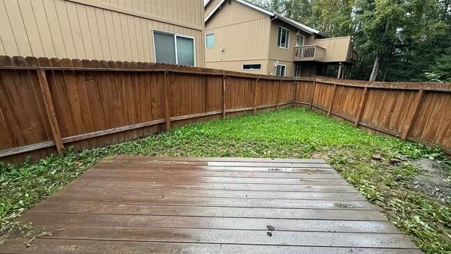 Building Photo - 3 Bed, 2 Bath Townhouse Between Elmore and...