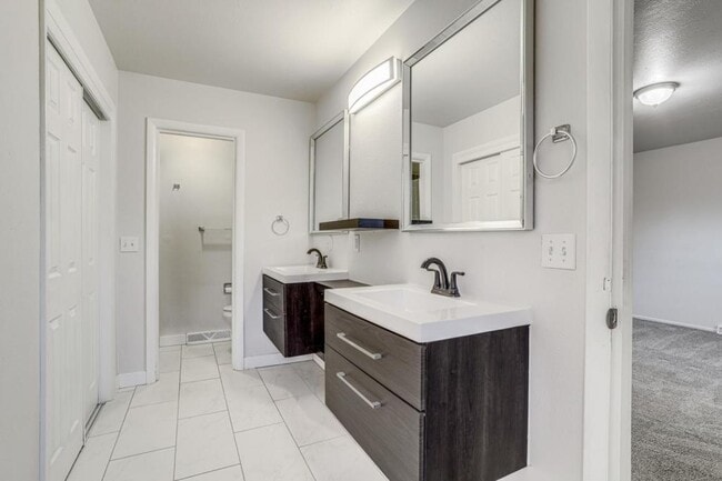 Building Photo - 2860 S Golden Way