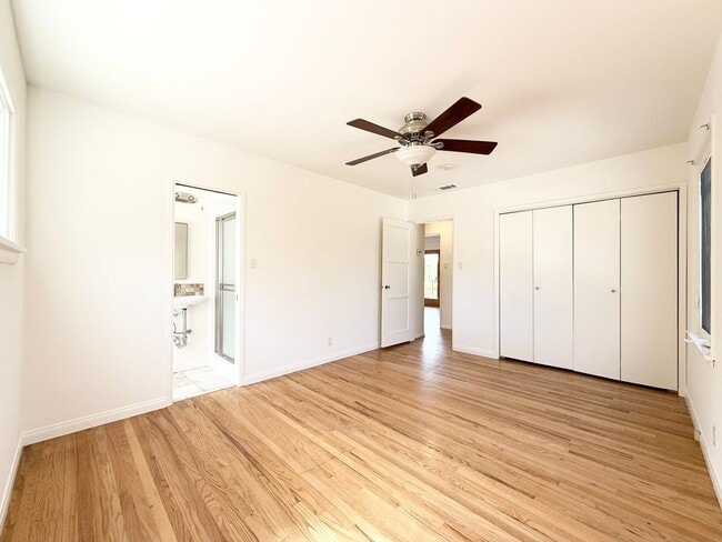 Building Photo - Country Charmer w/ Views Galore!