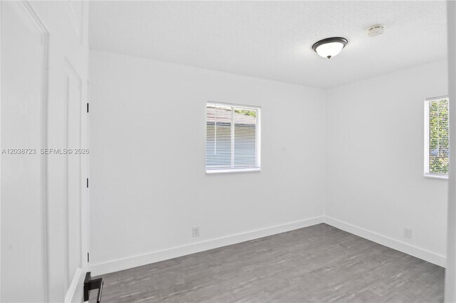 Building Photo - 921 NW 5th Ave