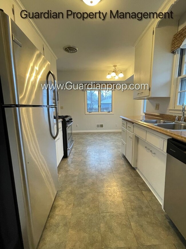 Building Photo - Single Family Home Featuring 2 Baths, 2 Car Garage, Fireplace, and Fenced in Yard