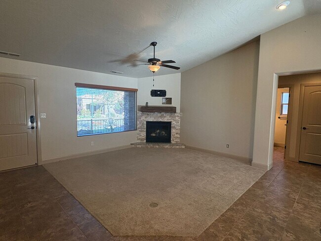 Building Photo - Beautiful Home In Hurricane