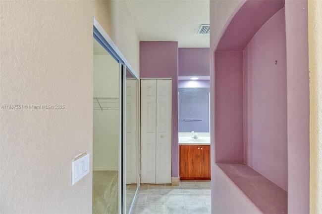 Building Photo - 3769 SW 51st St