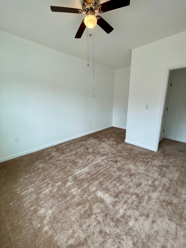 Building Photo - Newly Renovated 3 Bedroom Condo at a GREAT Price!