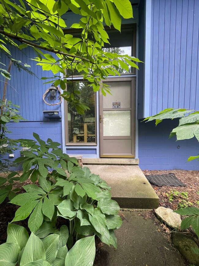 Building Photo - 4 Bed / 2 Bath Home Near Virginia Park | On-site Parking & Laundry