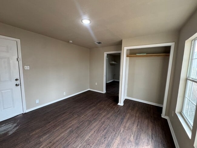 Building Photo - 3 Bed / 2 Bath Home in South San Antonio – Easy Access to I-10 & I-37