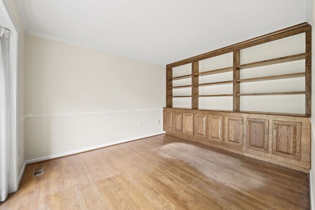 Building Photo - Elegant Tudor-Style Home in a Peaceful Oakton Setting