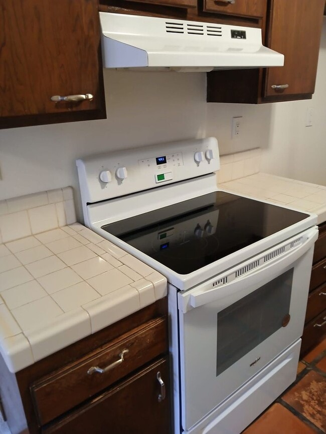 Building Photo - 2-Story 2 Bedroom Townhome with Garage!