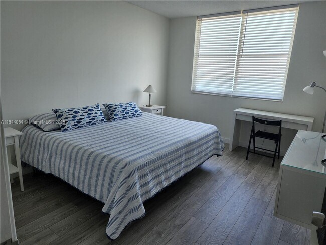 Building Photo - 300 Bayview Dr