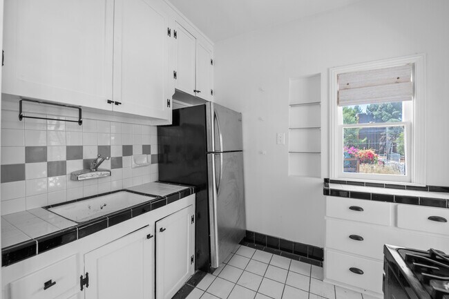 Building Photo - 647 N Spaulding Ave