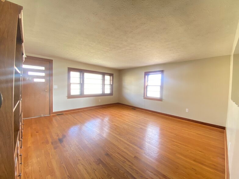 Living room - 7440 Mount Herman Rd