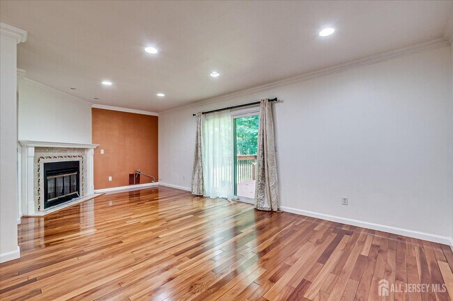 Building Photo - 6 Tulip Ct