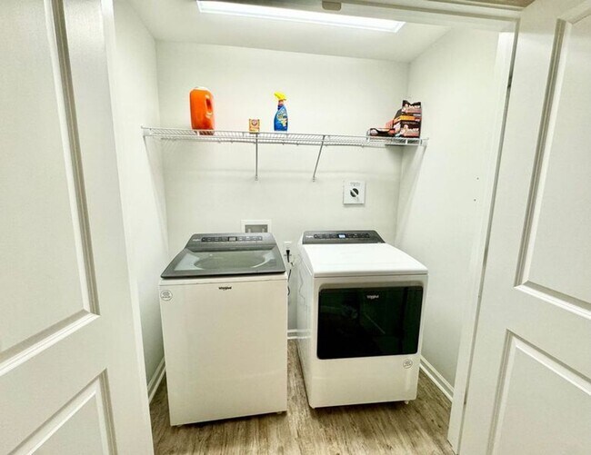 Building Photo - 1/2 off 1st and 2nd month rent - Pristine ...