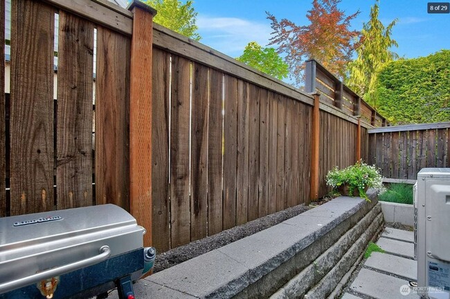 Building Photo - Modern Madrona 3BR TH * A/C!!* Big Open Sp...