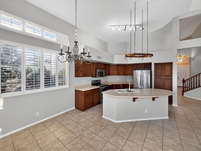 Building Photo - Charming 4 Bedrooms/ 3.5 Bath Home in Desirable Fox Crossing!!