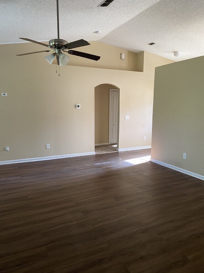 Building Photo - FOR RENT:  Charming 3-Bedroom Home with Sp...