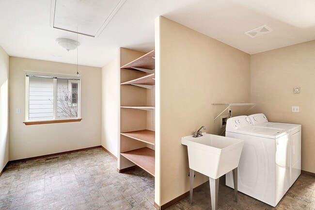 Building Photo - 2 Bed 2 Bath w/Large Office - Penn Cove Vi...