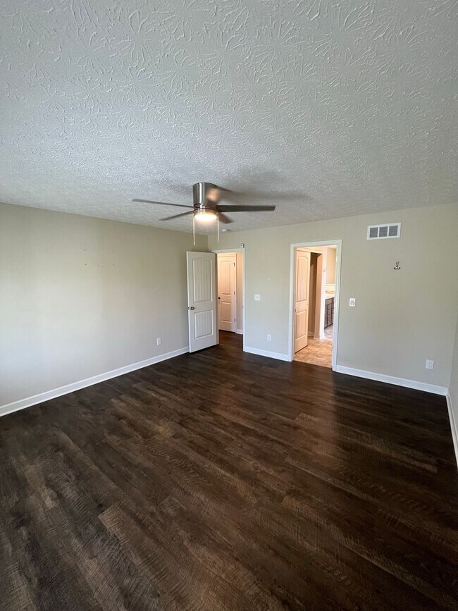 Building Photo - Charming Rural Retreat in Richwood- Fiber Internet Included!