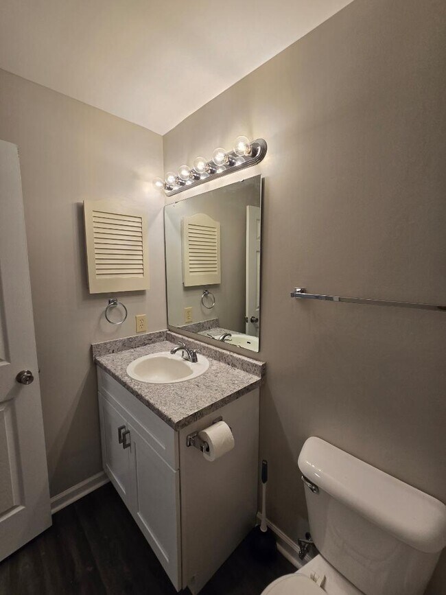 Building Photo - 267 Waterdown Dr