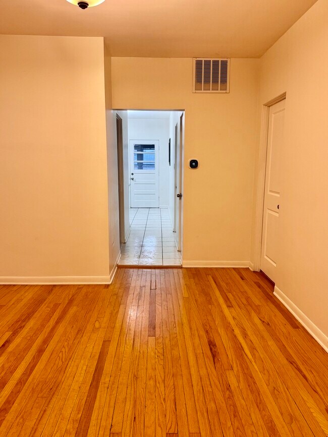 Building Photo - 3834 N Hermitage Ave