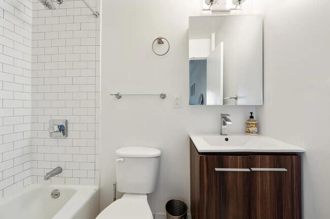 Building Photo - 132 E 45th St