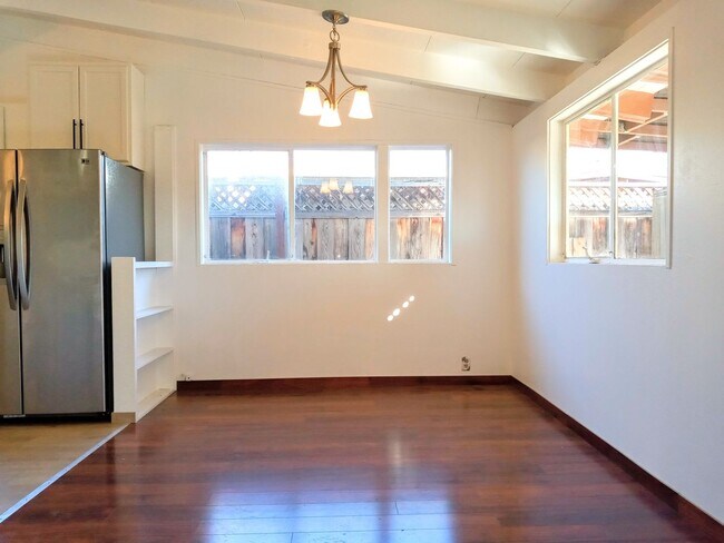 Building Photo - Refurbished 3bd Single Story House With Carport & Large Yards