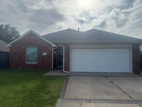 Building Photo - 1405 Sunrise Dr