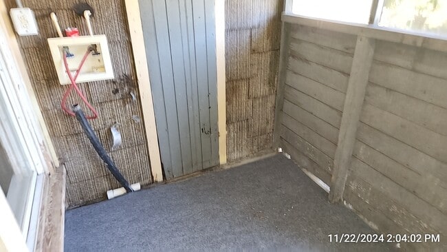 Building Photo - 716 Bronson St