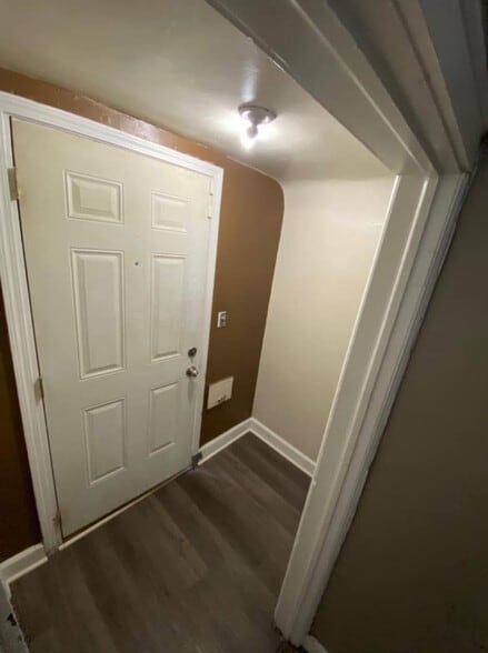 Building Photo - 9209 Pinehurst St