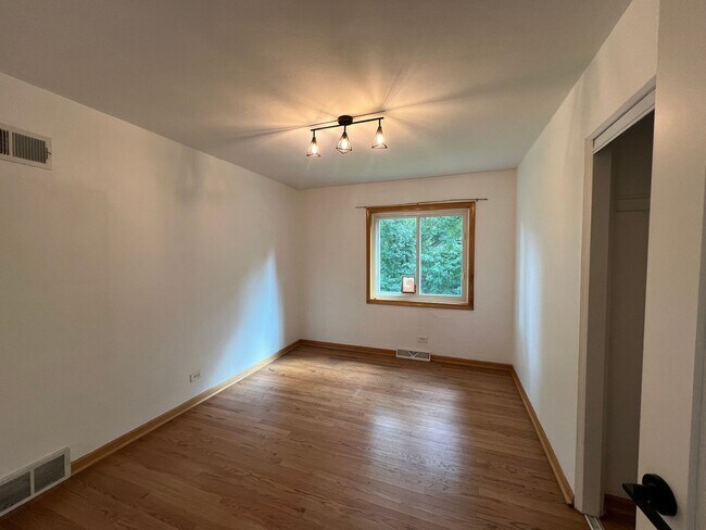 Building Photo - 403 E Lake Ave