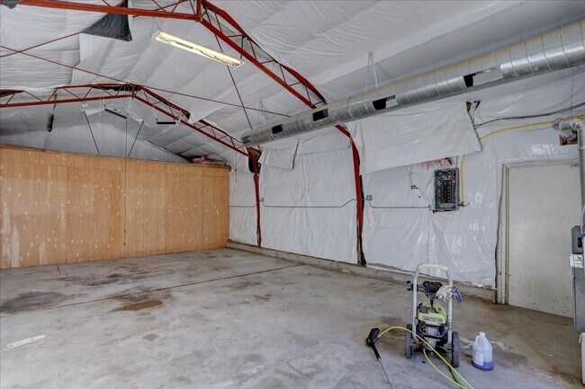 Building Photo - 3 Bedroom 3 Bathroom Home on a 1 Acre Lot