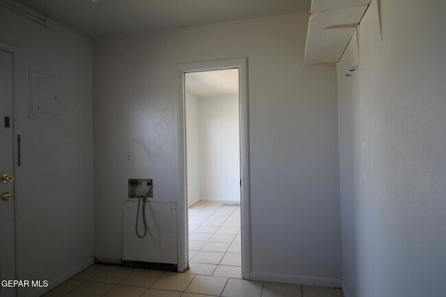 Building Photo - 317 Thunderbird Dr