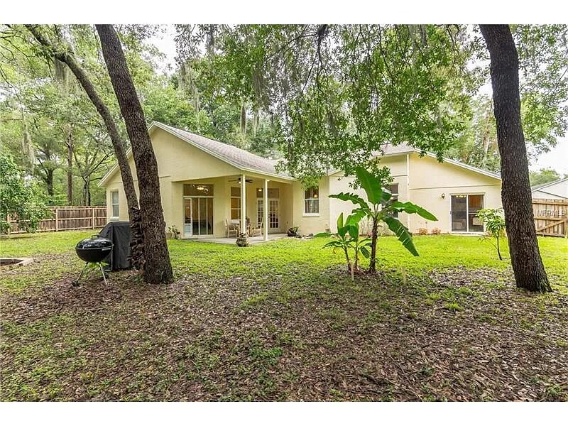 Shared back yard with upgraded fence - 1061 Francis St