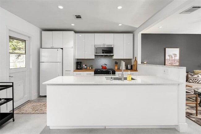 Building Photo - 4620 Englewood Dr