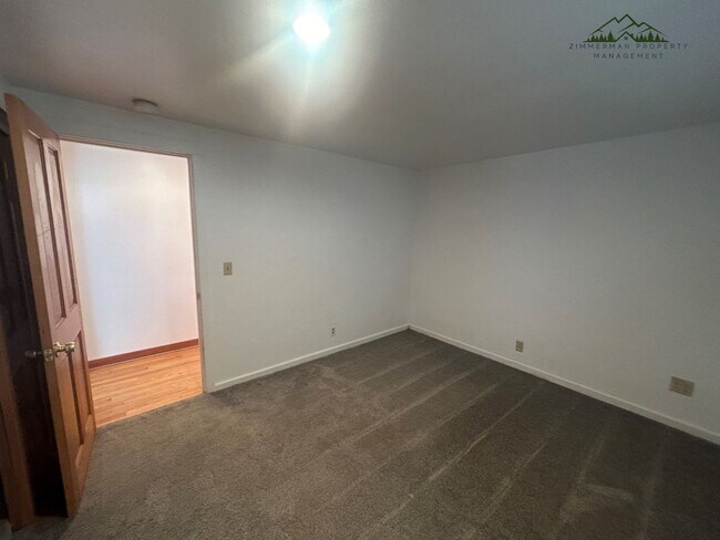 Building Photo - 320 Sunset Dr