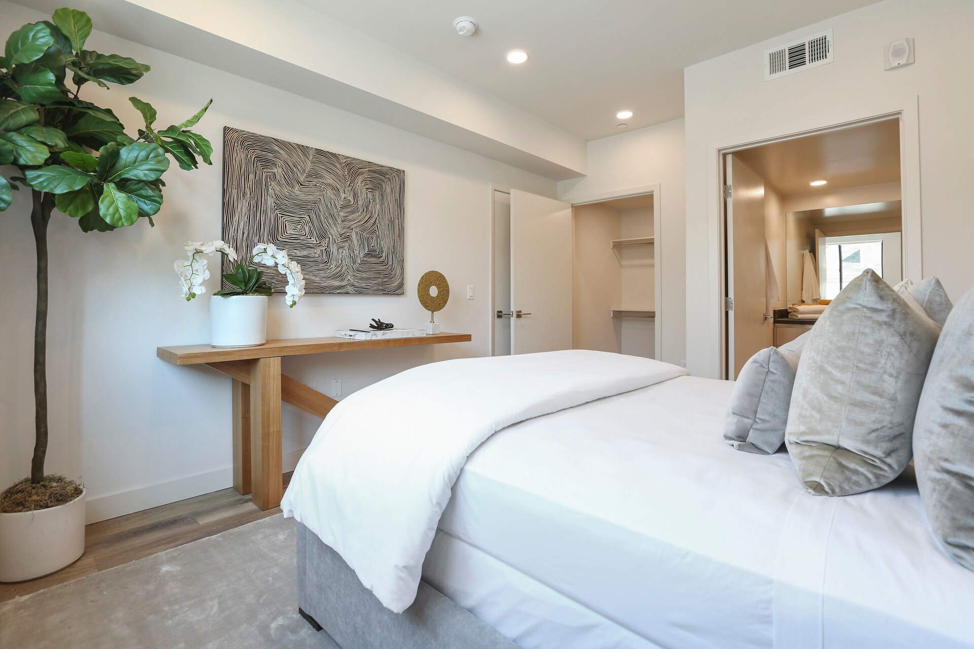 Building Photo - 740 S Ridgeley Dr